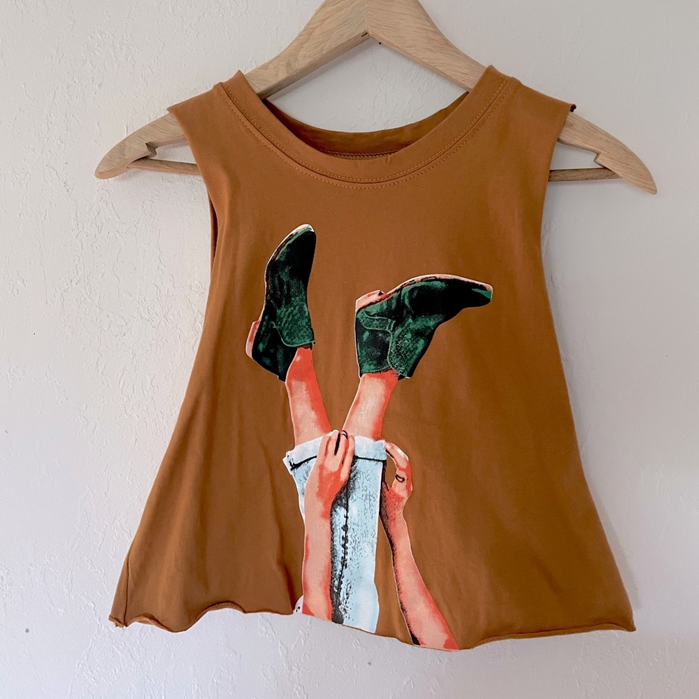 Cropped graphic tank top